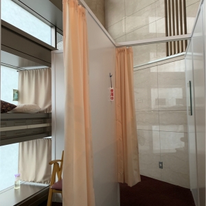 カーテンで区切られていて2名まで授乳可能