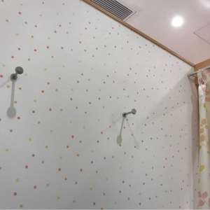 授乳室内は荷物かけ用のフックも２つ