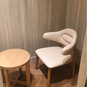 カーテン付き個室室内