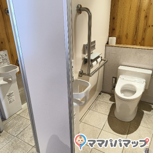 男性用トイレにも赤ちゃん用の椅子が完備されています