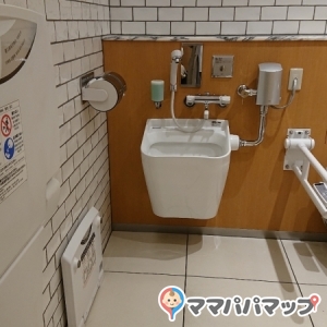 アトレ浦和 (1F多機能トイレ)(1F)の授乳室・おむつ替え台の写真(2枚目)