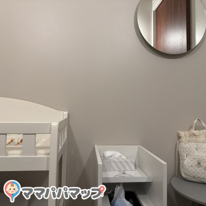 イベントの際に利用しました。ソファは広めで綺麗で快適すぎました。おむつ用の袋とゴミ箱、スケールまであります