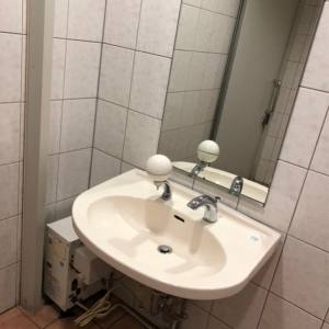 新宿センタービル(B1F 多目的トイレ)のオムツ替え台情報 画像2