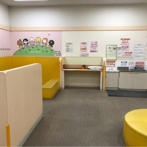 キッズスペースもあり。奥には体重計も。