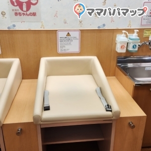 2階授乳室(おむつ替え台)