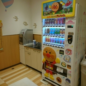 ミルク用のお湯、シンク、自動販売機
