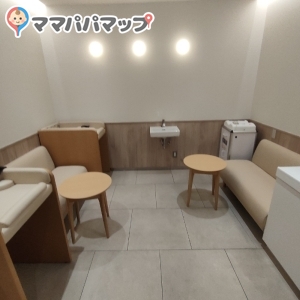 授乳室前のスペース　オムツ替えや調乳が可能