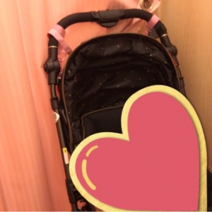 授乳室内で椅子に座り、カーテンを閉めるとギリギリベビーカーが入る広さです