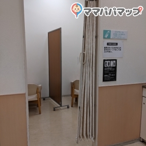 アコーディオンカーテンで仕切られているだけで、内鍵はありません