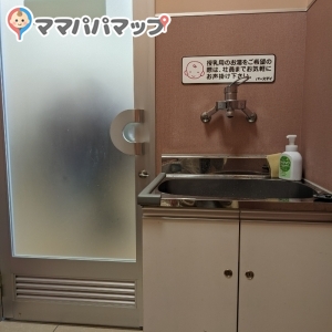 バースデー 春日フォレストシティ店(1F)の授乳室・おむつ替え台の写真(2枚目)