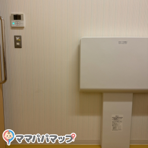 おむつ交換台、冷暖房完備