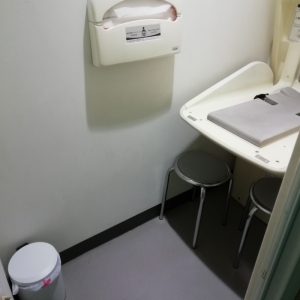 ジョーシン 守山店の授乳室・おむつ替え台の写真(1枚目)