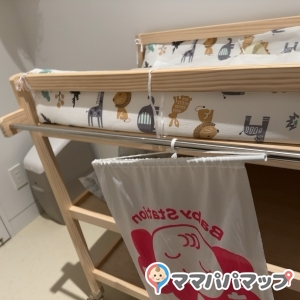 オムツ交換台の後ろにApricaのゴミ箱が置かれています