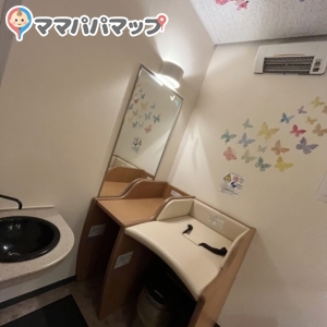 授乳室内にオムツ台あり。オムツ捨てるところありました。