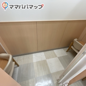 授乳用の部屋はひとつですが、離れた背中合わせで授乳する感じになります