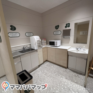 ゴミ箱、手袋ティッシュあり