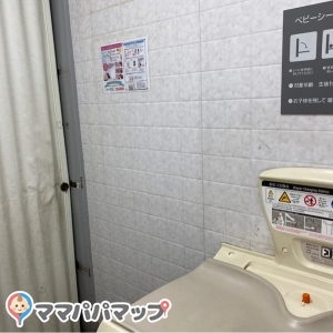 シャッターのような仕切りですが一応鍵は閉まります