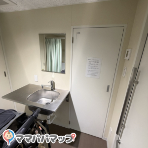 一階救護室兼授乳おむつ替えスペース
