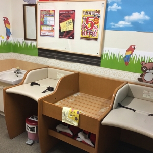 オムツ替え台の下にゴミ箱があります！