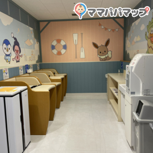 使用済みオムツのゴミ箱が設置されてます。オムツ台のシートはありませんでした。