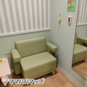 女性専用授乳室個室内