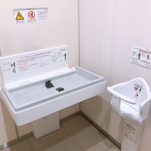 3つあるうちの1つにオムツ交換台のチェアがついています。