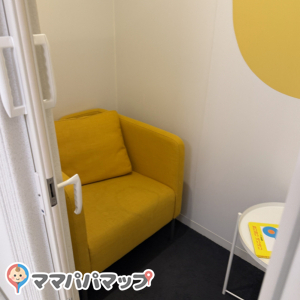 大牟田市ともだちや絵本美術館の授乳室・おむつ替え台の写真(1枚目)