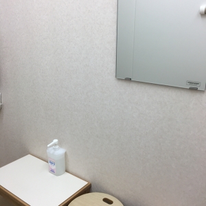 2018.6撮影 鏡や丸椅子もあるので、荷物が多いときや同伴者がいてもたすかります。
