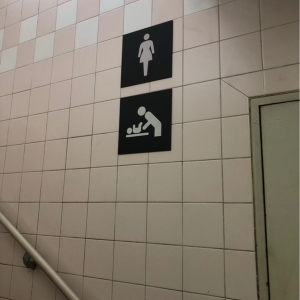 馬喰町駅(B2F 構内 馬喰横山との乗り換えフロアのトイレ)のオムツ替え台情報 画像3