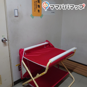 簡易オムツ代え台とベンチのみですが、ベビーカーではいれて広々しています