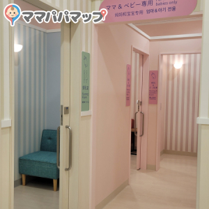 ピアドゥ（Pia Do）(2階キャンドゥとオムツ売場の間にある。ママと赤ちゃんのみの授乳室(個室)は3部屋、パパも入れる授乳室(個室)は2部屋あり。オムツ替え台の他に着替え台ベビーカー置き場もある。給湯器もあり。)の授乳室・オムツ替え台情報 画像8