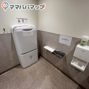 多目的トイレにおむつを捨てる用の袋が設置されていました