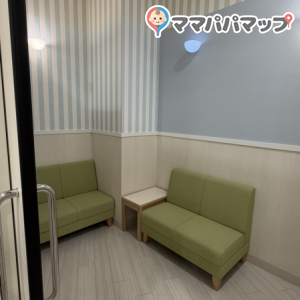 ソファーに座って授乳できます、鍵も付いてます。