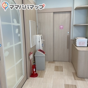 大人用トイレにはトイレトレ中の子が使えるような便座もありました