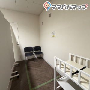 エレベーターで4階に上がってすぐ左にありました。パーテーション1枚で仕切られているだけなので母乳向けではないです。ただ同フロアには事務所があり働いている方々はいましたが一般の方はあまり来ないと思います。ゴミ箱はなく持ち帰りです。