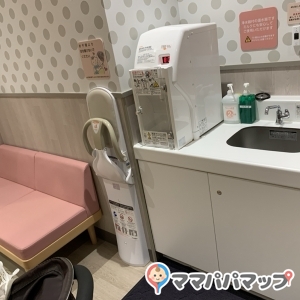 エミフルMASAKI 2階　連絡通路横(2F)の授乳室・オムツ替え台情報 画像3