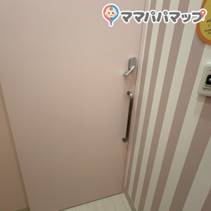イオン秦野の授乳室・おむつ替え台の写真(1枚目)