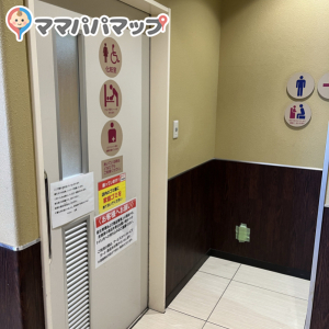 多目的トイレと男性トイレの入り口