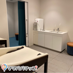 給湯器右側にはソファがあります。空いていればおむつ替えの間荷物を置いたり上の子を待たせたりできると思います。