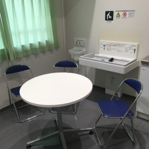 授乳室にはパイプ椅子４脚、オムツ替え台、ベビーチェア完備