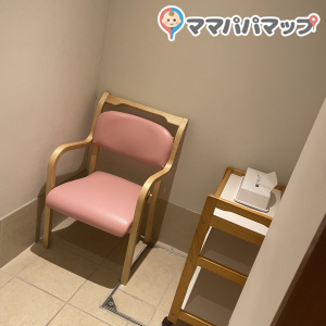 奥に授乳用の椅子が設置されてます