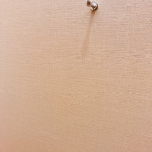 壁に少し荷物引っ掛けられるか