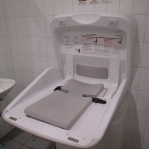 カトリック麹町　聖イグナチオ教会 外トイレ(多機能トイレ内)のオムツ替え台情報 画像1