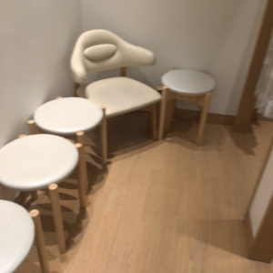 この右側に個室が２つあります。鍵なしの普通のカーテンです