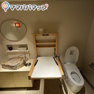 オムツ台は綺麗で広々使える