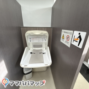 勝央SA (下りトイレ)の授乳室・おむつ替え台の写真(1枚目)