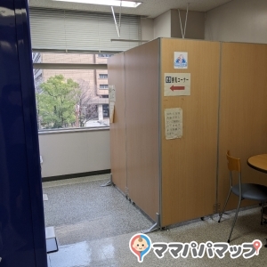 窓際の隙間から入ります。