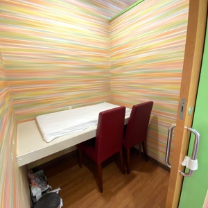 授乳室です。おむつ台と授乳用？椅子がありますが、鍵が壊れてたのか閉めれなかった
