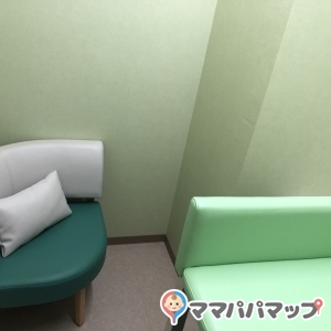 授乳ソファはミニクッション付。地味に助かります。