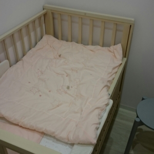 真ん中の授乳室はベッドと丸いすでした